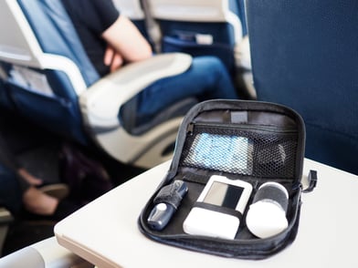 Cómo transportar insulina en el avión: Guía y Reglas 2026