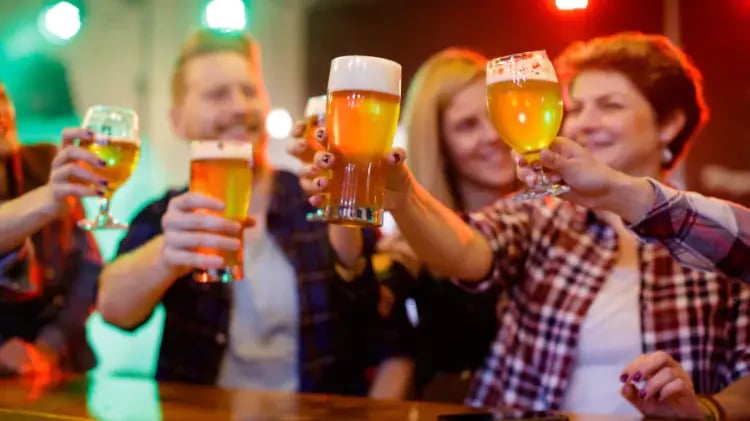Brindando con cerveza