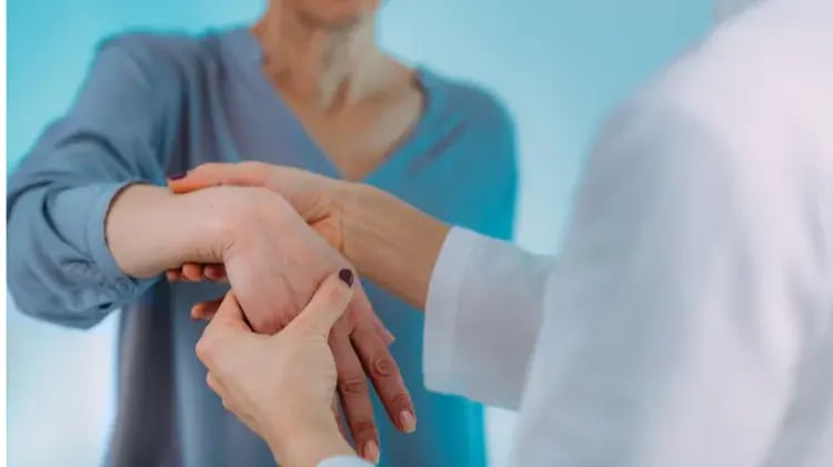 Médico revisando parestesia