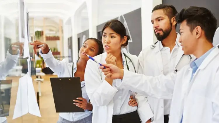 equipo-de-medicos-67f6bfb5a58ee