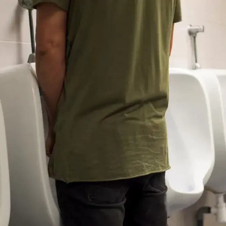 miccion-en-bano-frecuente-689d12c14dc2f