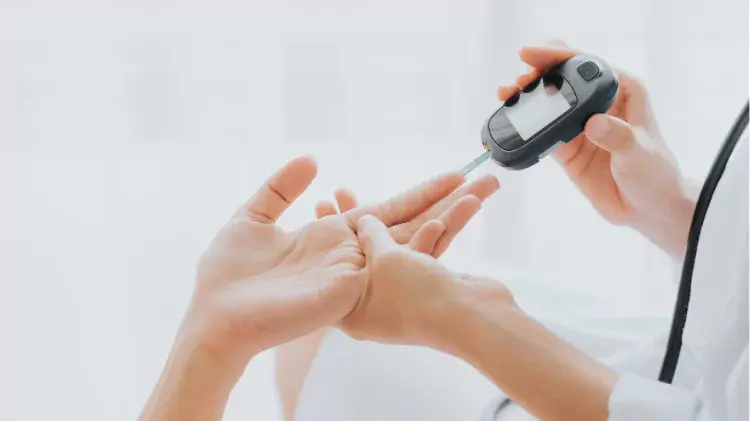 Médico tomado medición del azúcar